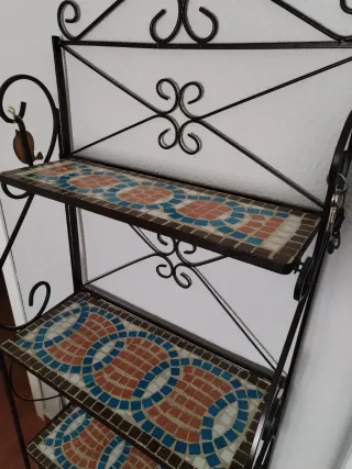 Scaffale in ferro battuto con quattro ripiani decorati con piastrelle