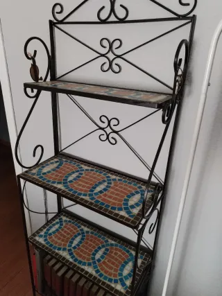 Scaffale in ferro battuto con quattro ripiani decorati con piastrelle