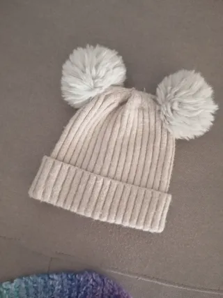 Gorro infantil con pompones y bufanda arcoíris