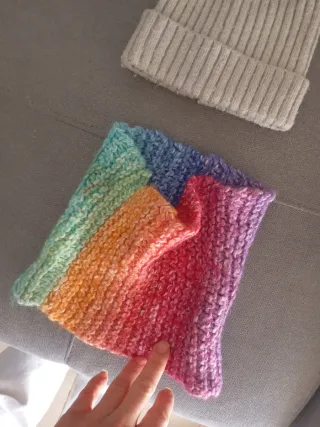 Gorro infantil con pompones y bufanda arcoíris