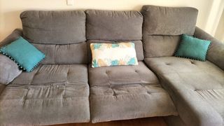 Sofá reclinable gris con chaise longue.