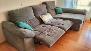 Sofá reclinable gris con chaise longue.