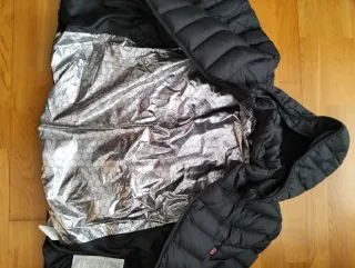 Cazadora calefactable negra.