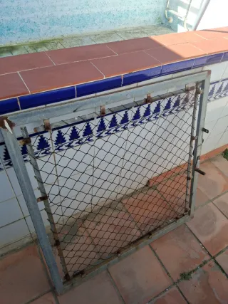 Puerta de metal con malla 1x1 metros