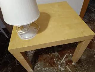 Mesita auxiliar y lámpara