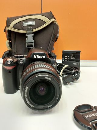 CÁMARA DE FOTOS NIKON D40 + OBJETIVO DX SWM ED 18 55 MM + FUNDA + CARGADOR