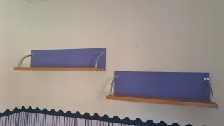 Estanterías de madera y metal moradas