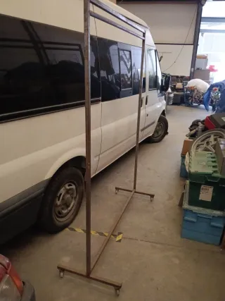 Perchero de hierro con ruedas 5 unidades. 150x200