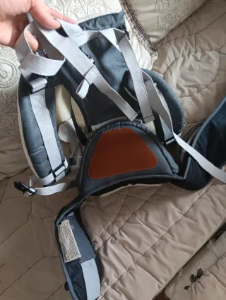 Mochila portabebés ergonómica gris