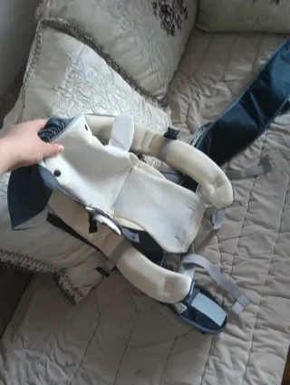 Mochila portabebés ergonómica gris