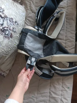 Mochila portabebés ergonómica gris
