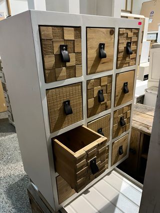 Cajonera blanca de madera con tiradores de cuero