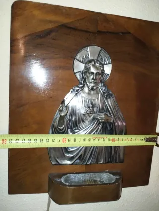 Sagrado Corazón metal plateado repujado y madera.