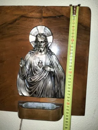 Sagrado Corazón metal plateado repujado y madera.