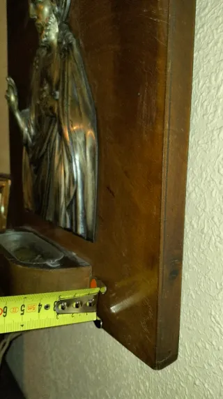Sagrado Corazón metal plateado repujado y madera.