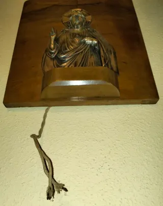 Sagrado Corazón metal plateado repujado y madera.