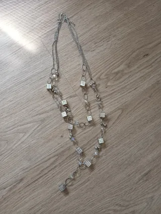 Collar de bisutería con cubos y cristales