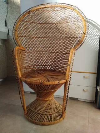 Silla de ratán artesanal estilo pavo real