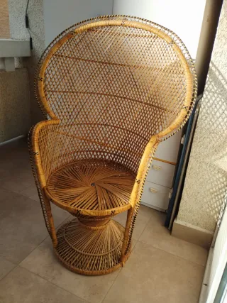 Silla de ratán artesanal estilo pavo real