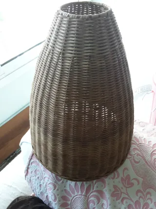 Pantalla lámpara mimbre antigua.Mide 36 cm alto.
