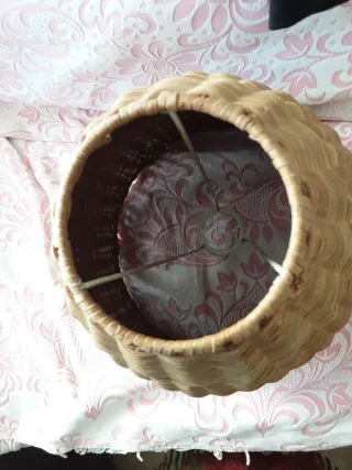 Pantalla lámpara mimbre antigua.Mide 36 cm alto.