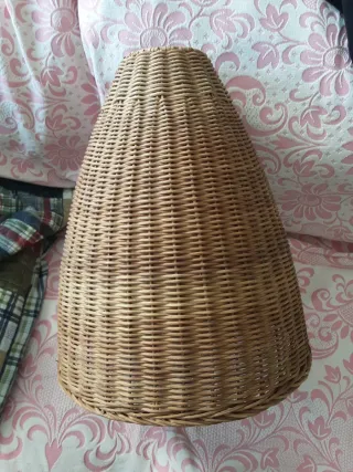 Pantalla lámpara mimbre antigua.Mide 36 cm alto.