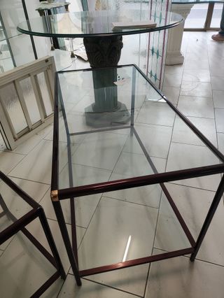 Mesa de cristal con borde de aluminio