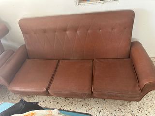 Juego Sofá clásico de cuero marrón y dos sillones