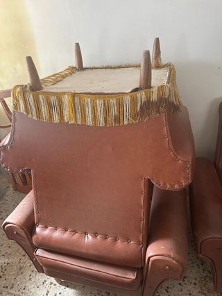 Juego Sofá clásico de cuero marrón y dos sillones