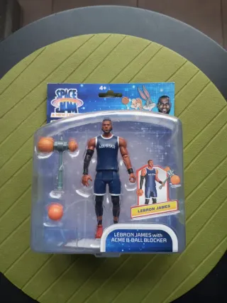 Figura Lebron James Space Jam con Bloqueador