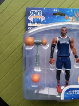 Figura Lebron James Space Jam con Bloqueador