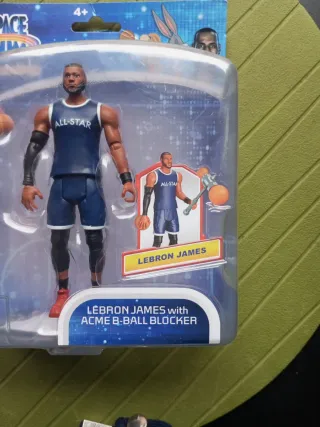 Figura Lebron James Space Jam con Bloqueador