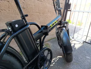 Bicicleta eléctrica plegable fatbike.