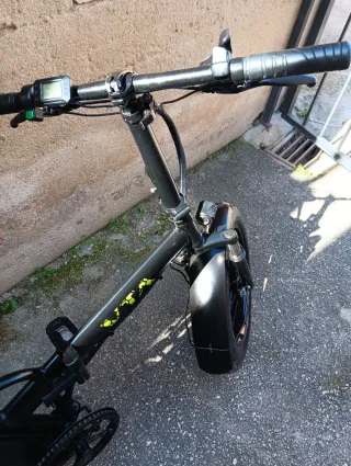 Bicicleta eléctrica plegable fatbike.