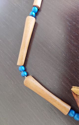 Collar figuras animales africanos madera