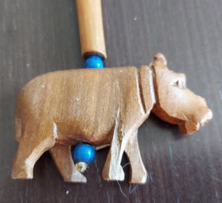 Collar figuras animales africanos madera