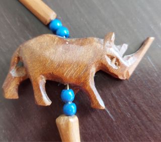 Collar figuras animales africanos madera