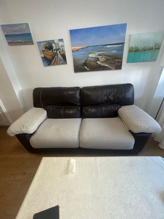 Sofá de piel y tela beige y marrón