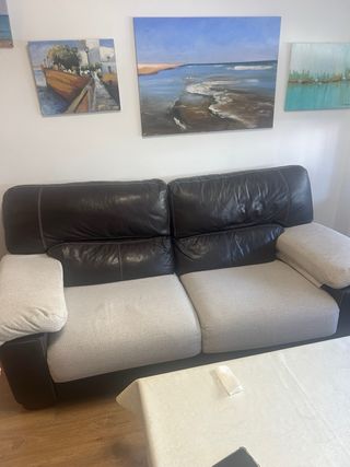 Sofá de piel y tela beige y marrón