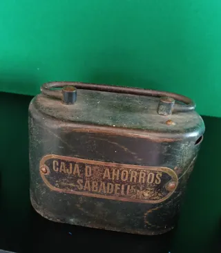 Cajita de ahorros vintage verde,blanca,y metalica