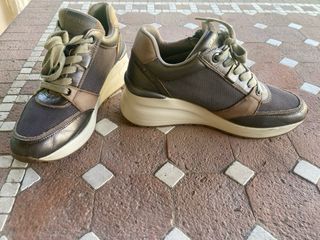 Botín cuña marrón y dorado cobre