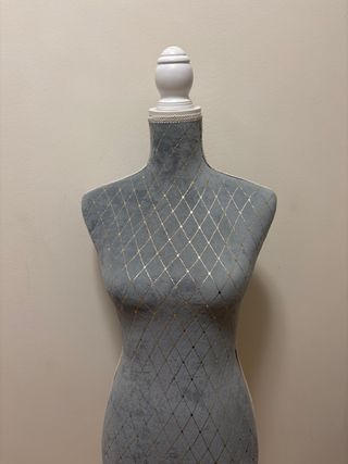 Maniquí Diseño Ropa Gris y Dorado