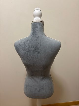 Maniquí Diseño Ropa Gris y Dorado