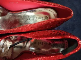Zapatos de tacón rojos brillantes talla 38