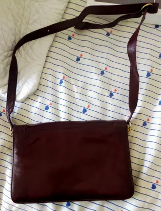 Bolso piel formato cartera, color vinotinto