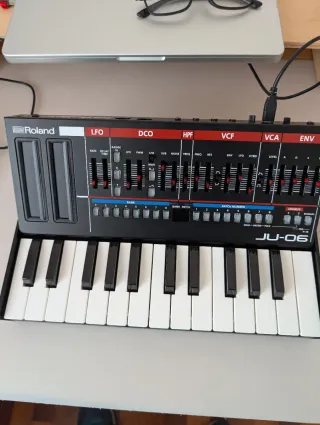 Sintetizador Roland JU-06