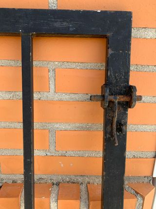 “PUERTA o CANCELA de EXTERIOR con PESTILLO”