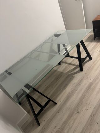 Escritorio cristal y caballetes