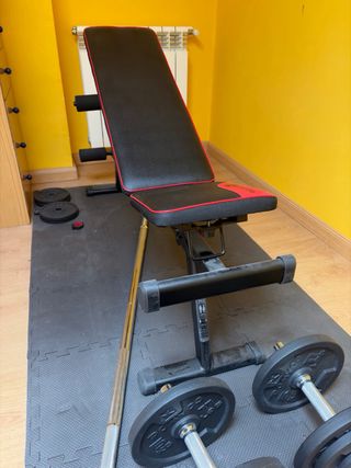 Banco de pesas con barra y mancuernas