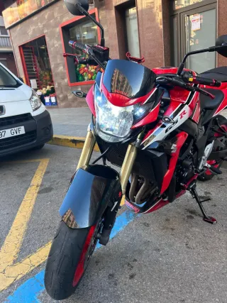 Suzuki GSR 750 Naked Roja y Negra